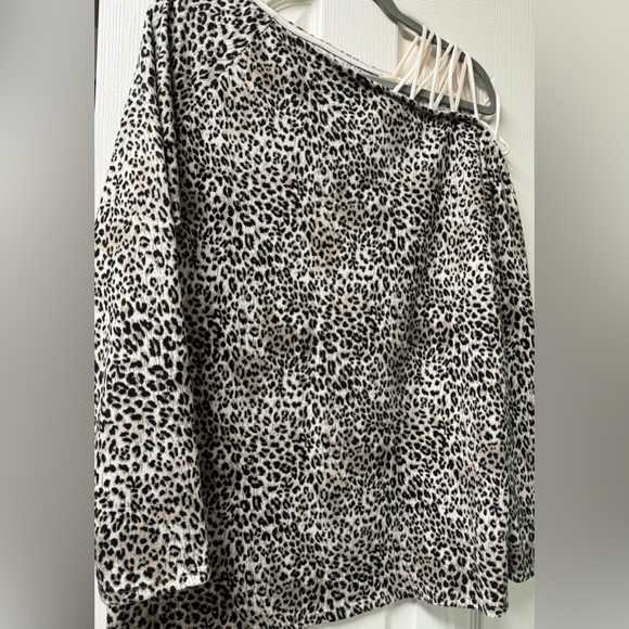 Bibi Leopard Print Asymmetrical Cold Shoulder Sweater - Picture 4 of 5